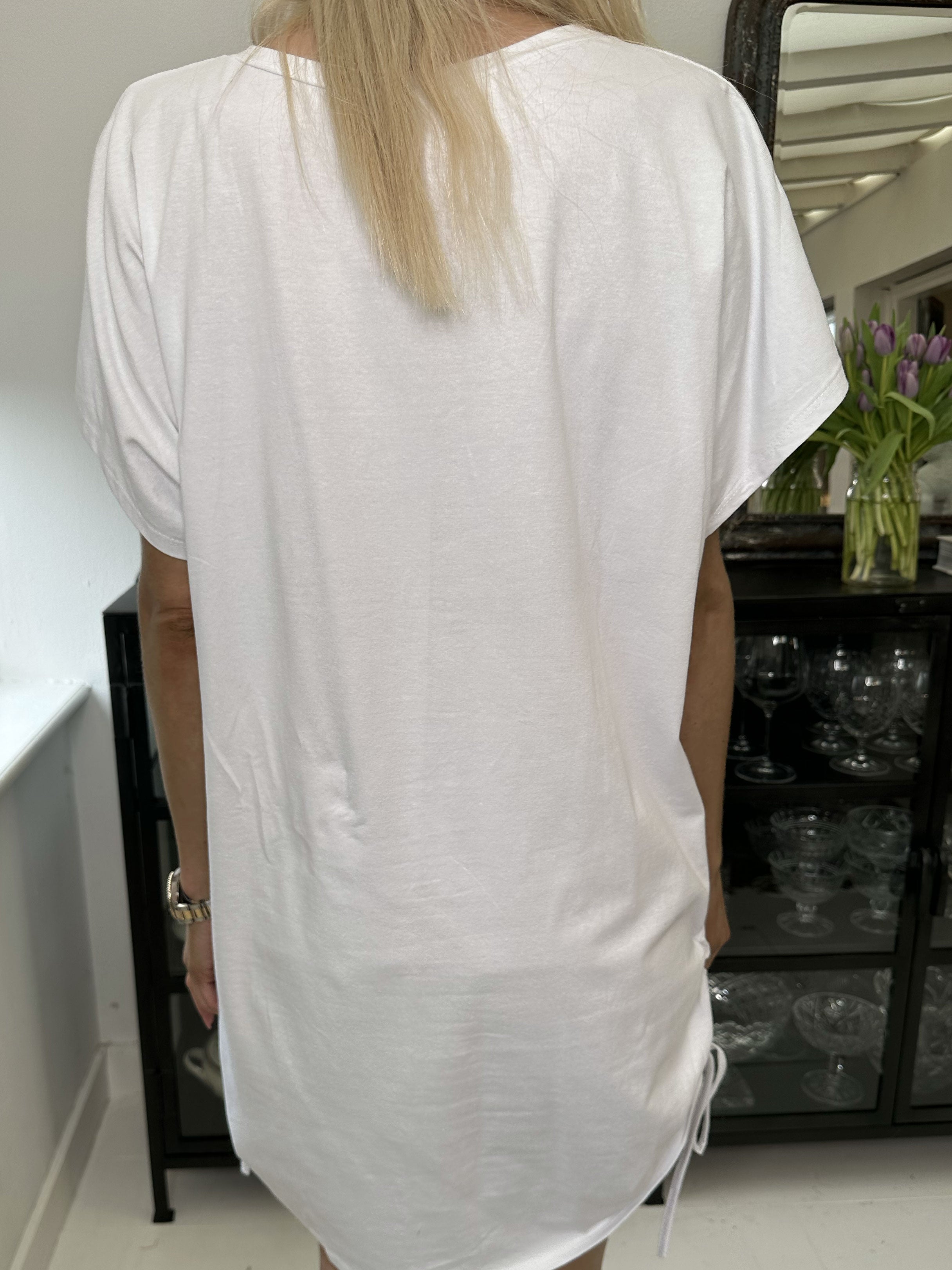 Linnea - T-shirt klänning med text och spets